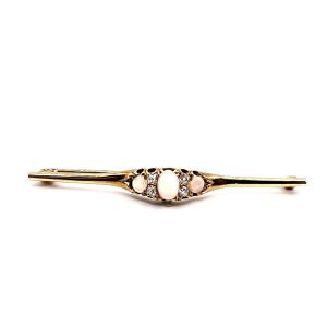1019. Art Deco Gold Brooch With Noble Opal And Diamonds