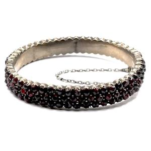 0894. Bracelet With Garnets