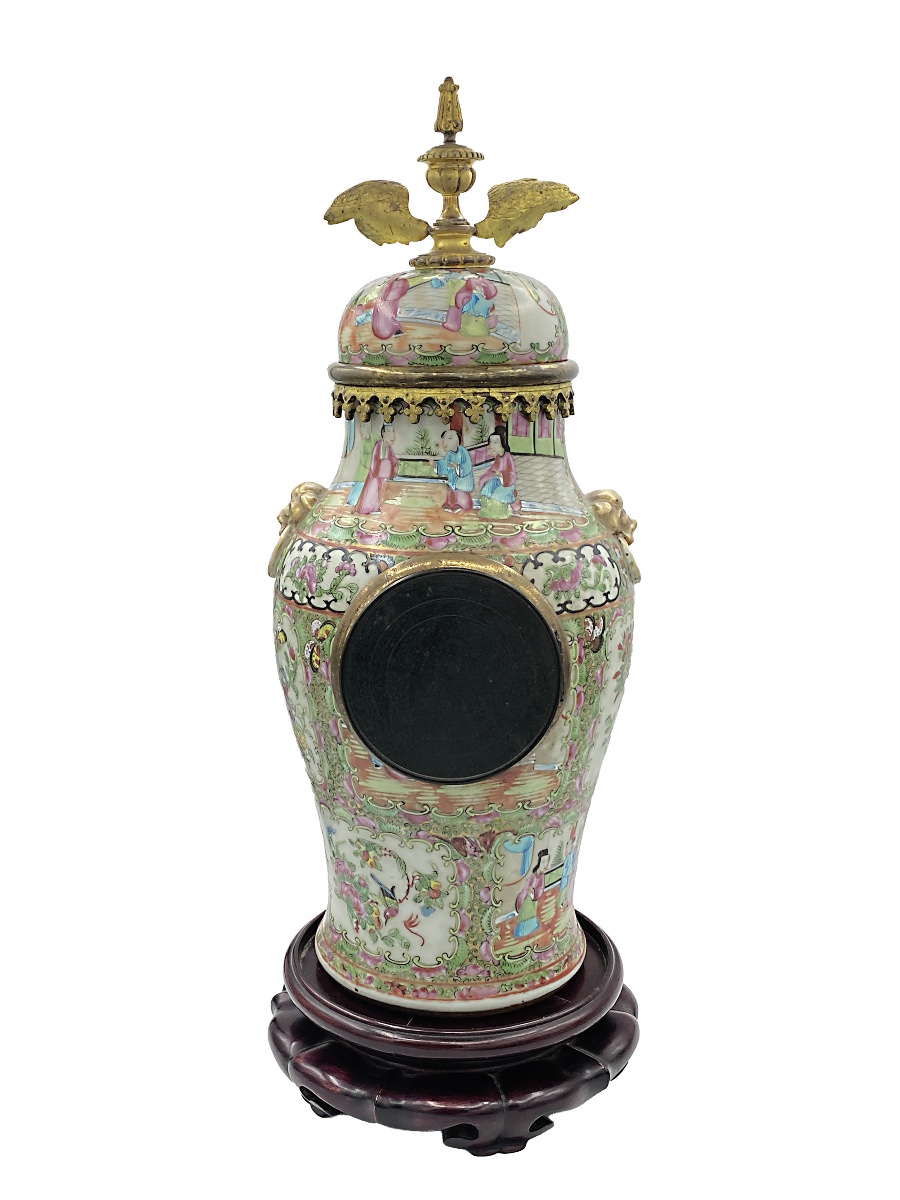 Pendola francese entro vaso in porcellana Canton famille rose, fine XIX secolo-photo-4