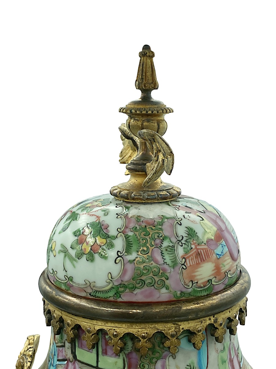 Pendola francese entro vaso in porcellana Canton famille rose, fine XIX secolo-photo-5