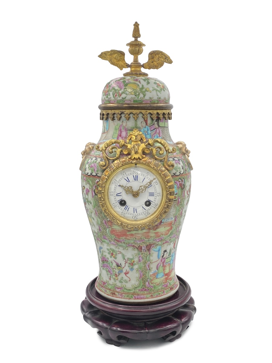 Pendola francese entro vaso in porcellana Canton famille rose, fine XIX secolo