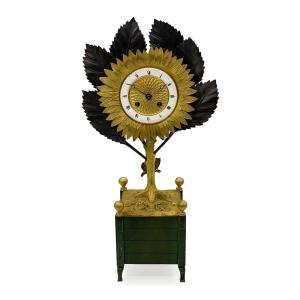 Pendola francese a forma di girasole in bronzo dorato e patinato, Restaurazione