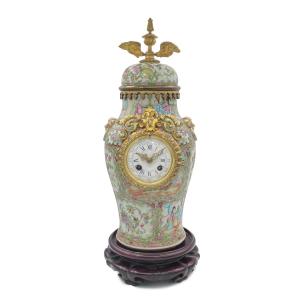 Pendola francese entro vaso in porcellana Canton famille rose, fine XIX secolo