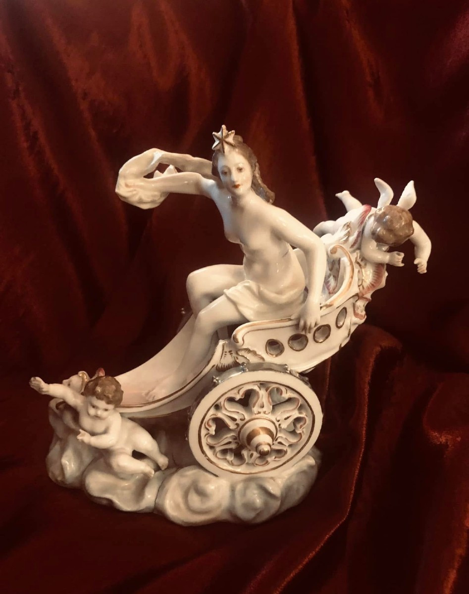 Gruppo porcellana Venere sul carro 