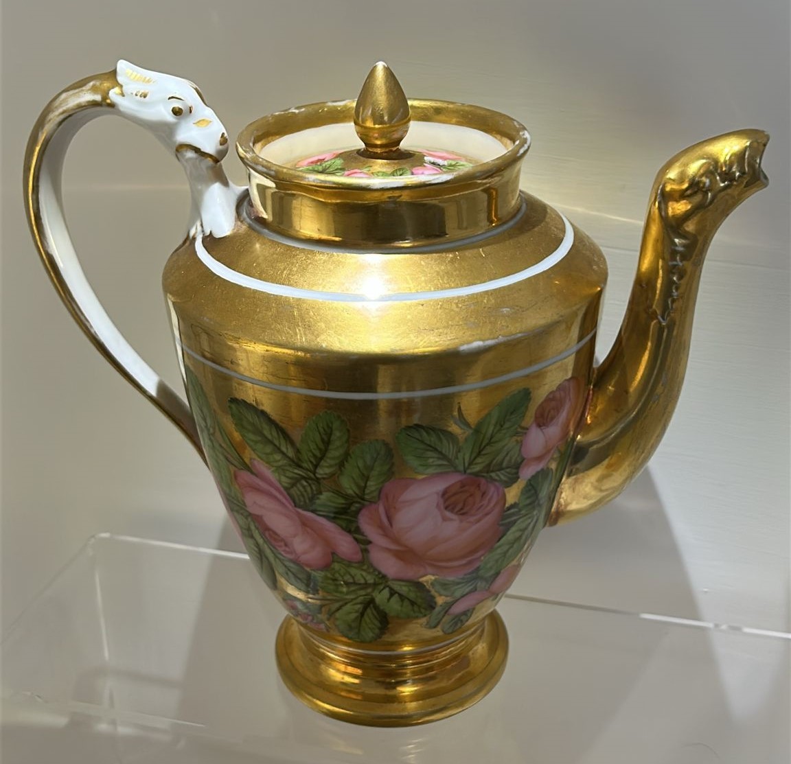 Manifattura di Locré - Pouyat e Russinger - teiera con base in oro e bouquet di rose.