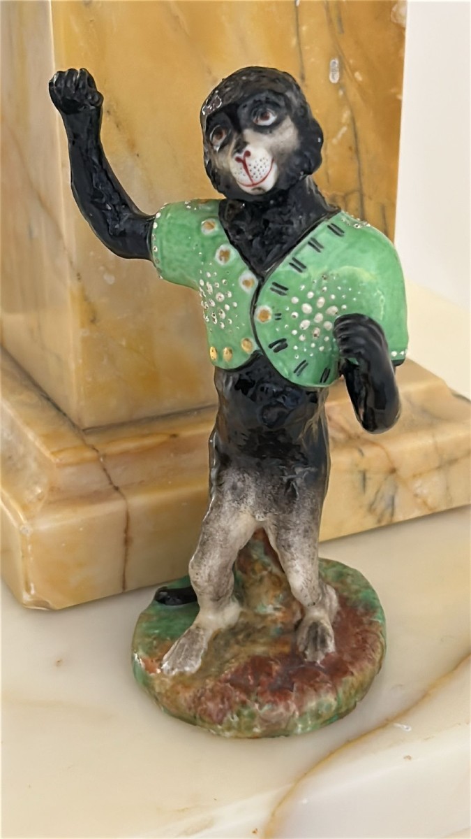Scimmia antropomorfa di chiara ispirazione Meissen. 