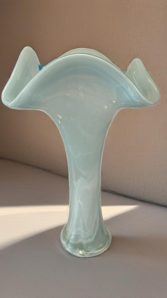 Vaso corolla in vetro soffiato.