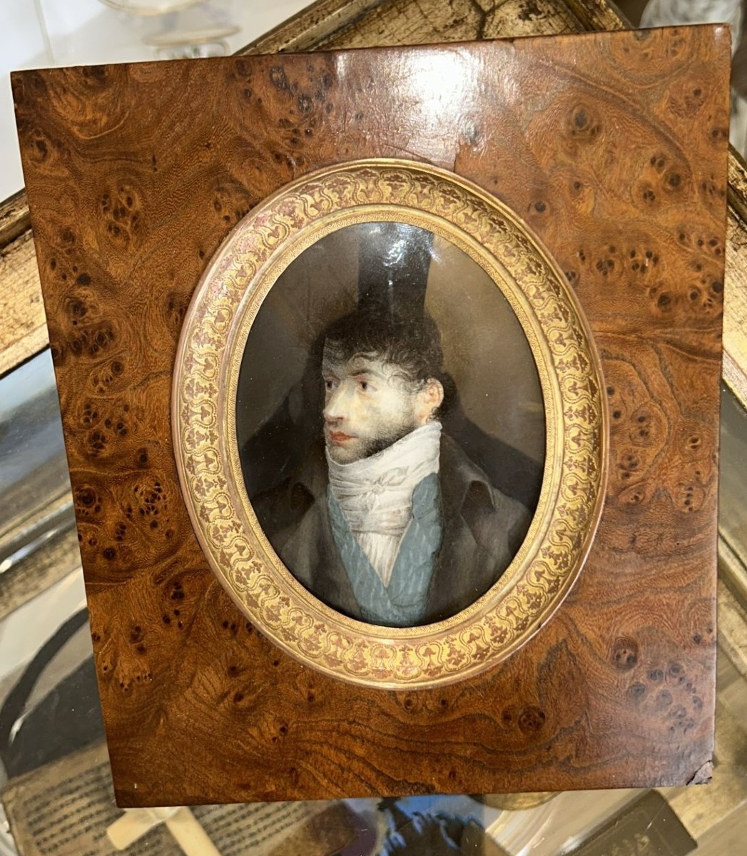 Splendido ritratto in miniatura di un uomo dei primi del XIX secolo.
