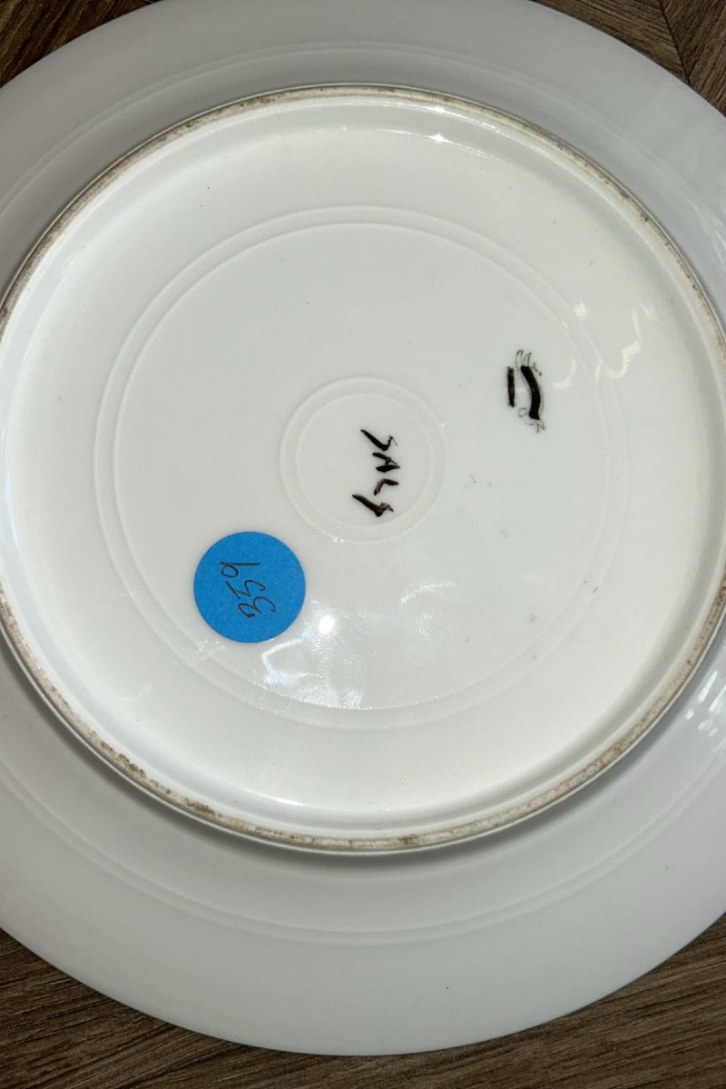 Piatto in porcellana con decorazione in stile antico, risalente alla fine del XIX .-photo-2