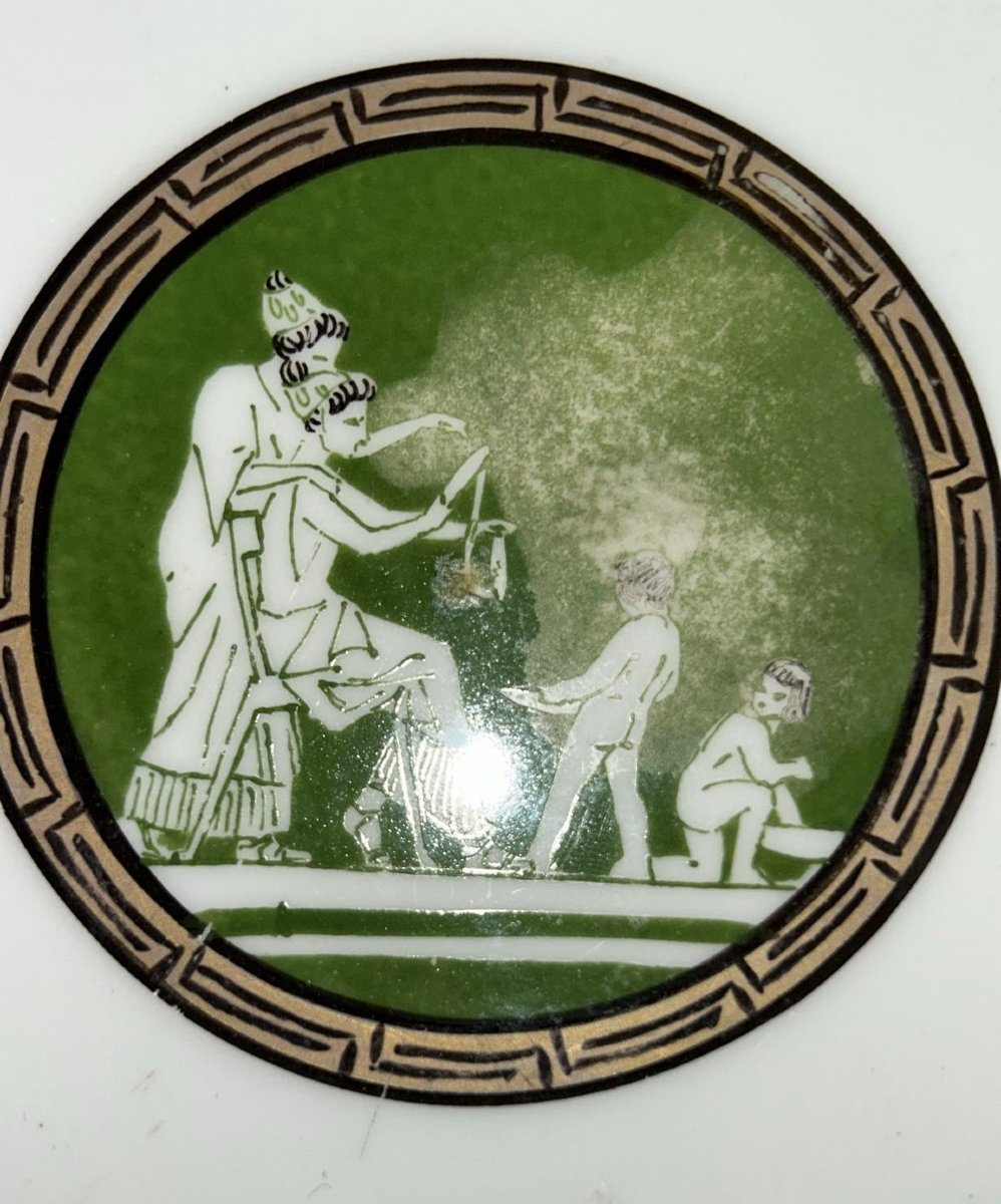 Piatto in porcellana con decorazione in stile antico, risalente alla fine del XIX .-photo-3