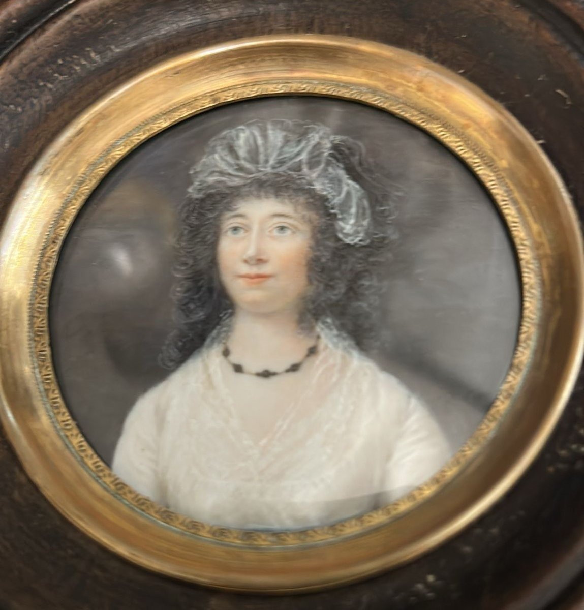 Miniatura di fine XVIII secolo raffigurante il ritratto di una donna in abito bianco.-photo-3