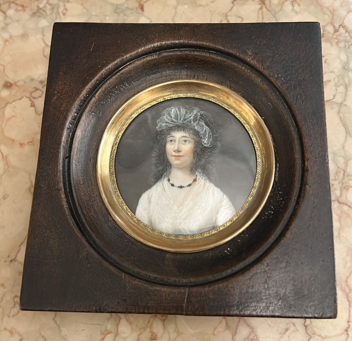 Miniatura di fine XVIII secolo raffigurante il ritratto di una donna in abito bianco.