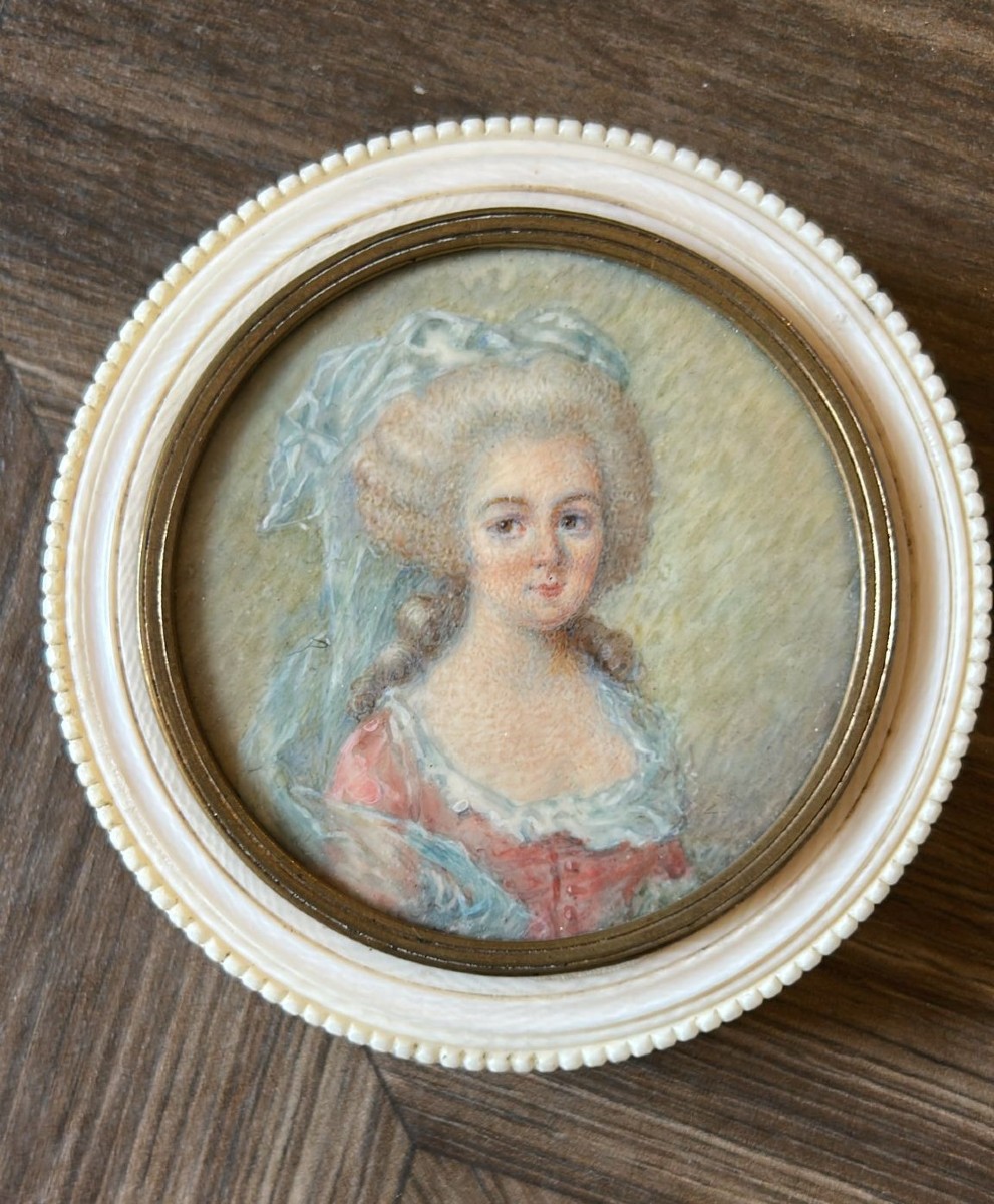 Scatolina in avorio secolo XVIII, con miniatura dipinta. 