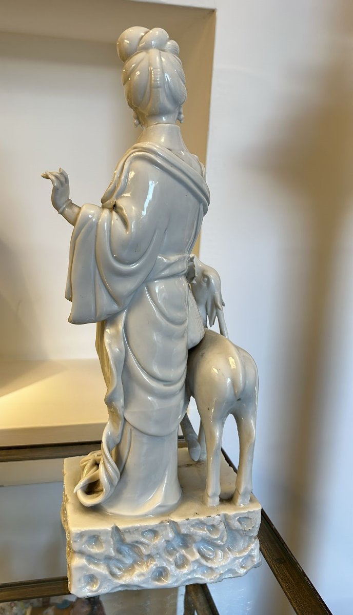 Grande Guanyin in porcellana "Blanc de Chine" di Dehua, accanto a un cerbiatto. -photo-2