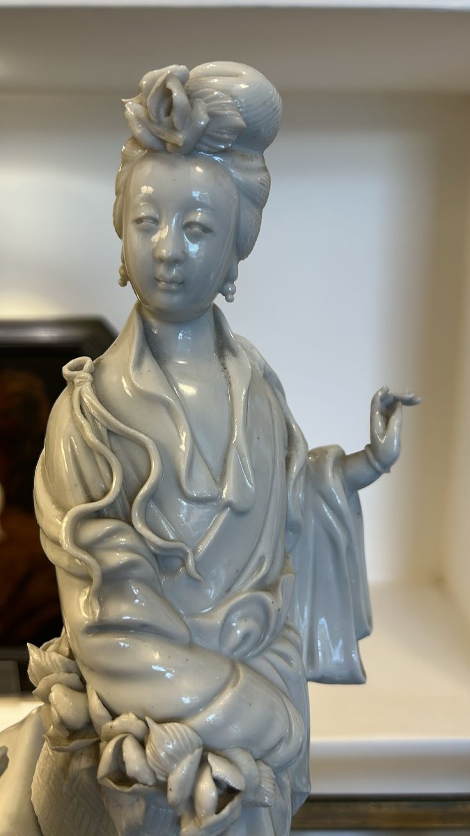 Grande Guanyin in porcellana "Blanc de Chine" di Dehua, accanto a un cerbiatto. -photo-3