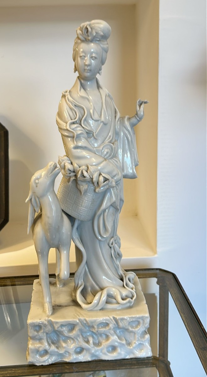 Grande Guanyin in porcellana "Blanc de Chine" di Dehua, accanto a un cerbiatto. 