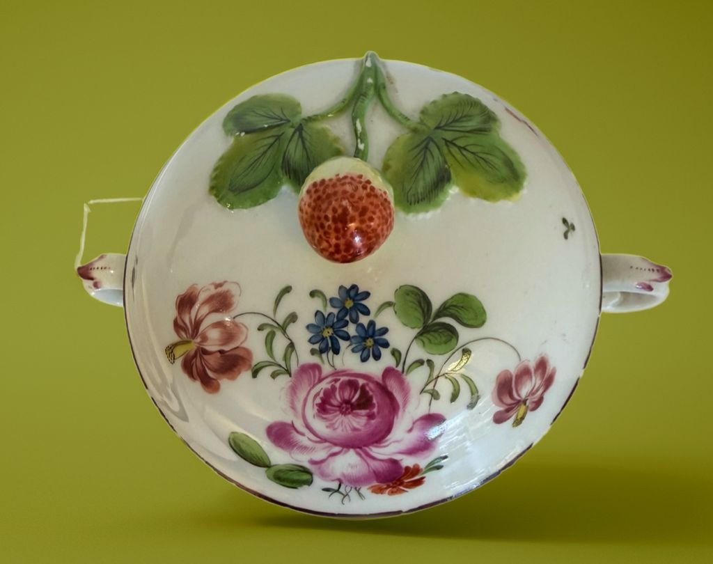 Tazza a brodo della manifattura di VIenna databile al terzo quarto del XVIII secolo. -photo-1