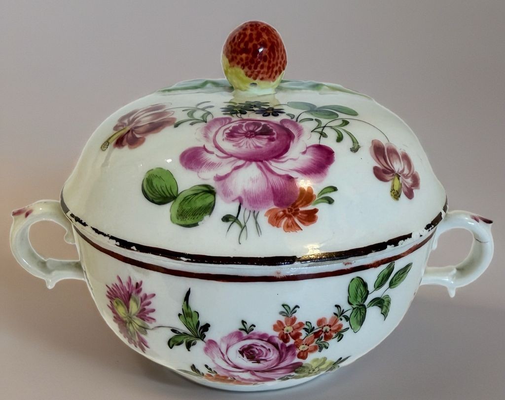 Tazza a brodo della manifattura di VIenna databile al terzo quarto del XVIII secolo. 