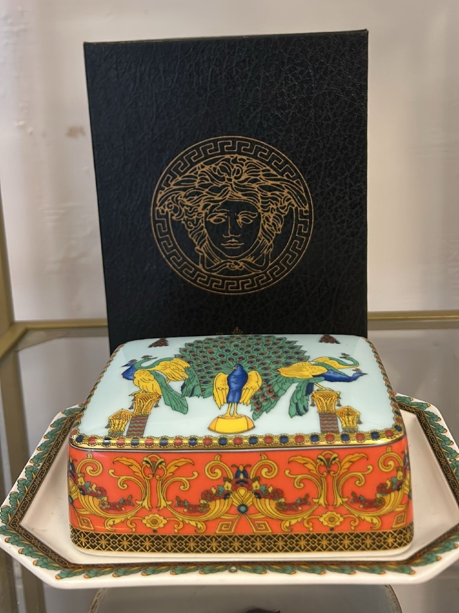 Burriera con coperchio in porcellana,  collezione "Le voyage de Marco Polo".