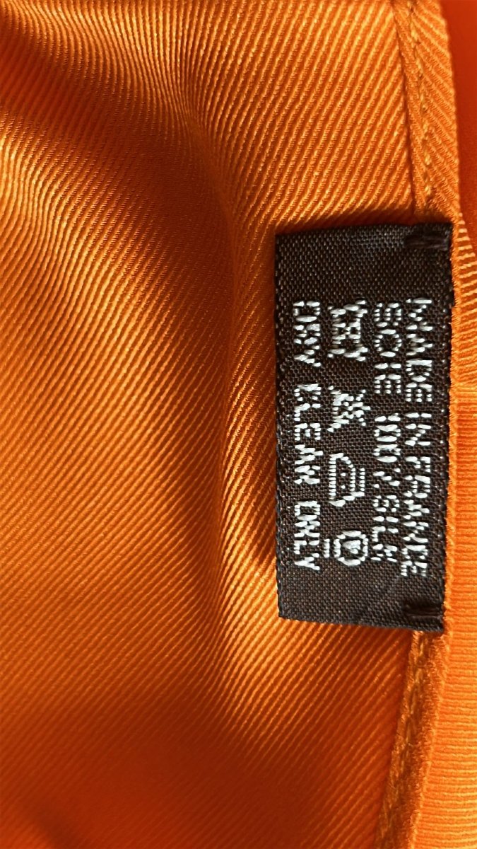 Cravatta foulard Hermès in seta pura nell'iconico colore della maison francese. -photo-2