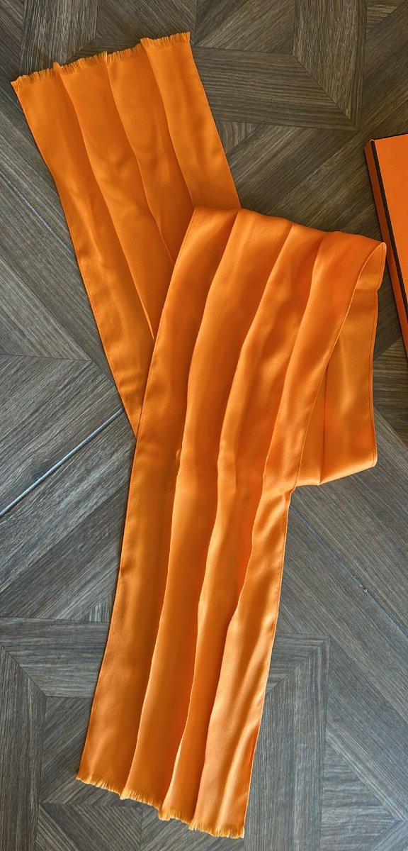 Cravatta foulard Hermès in seta pura nell'iconico colore della maison francese. -photo-3