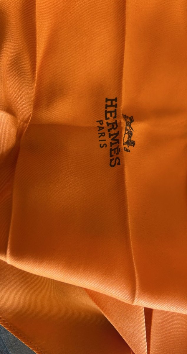 Cravatta foulard Hermès in seta pura nell'iconico colore della maison francese. -photo-4