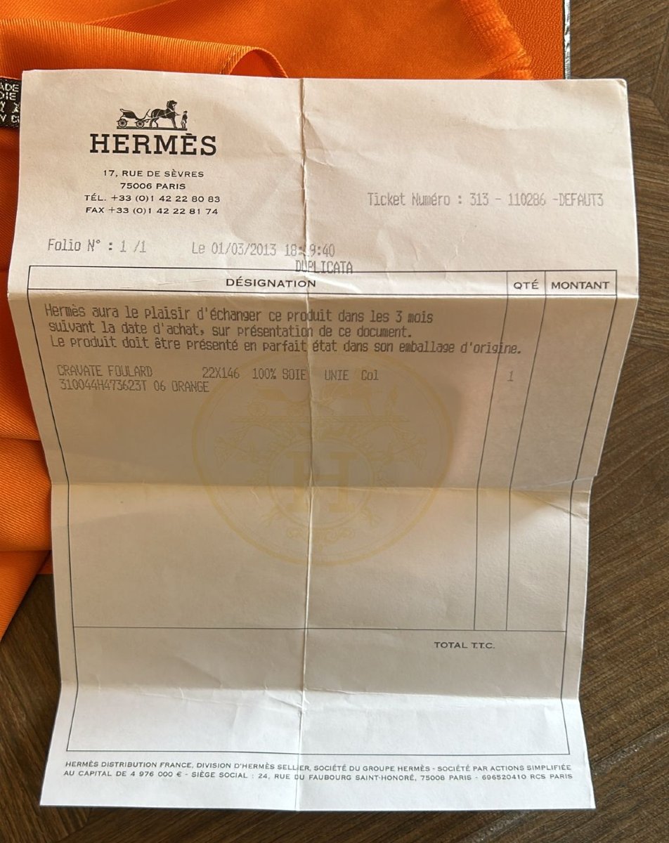 Cravatta foulard Hermès in seta pura nell'iconico colore della maison francese. -photo-1
