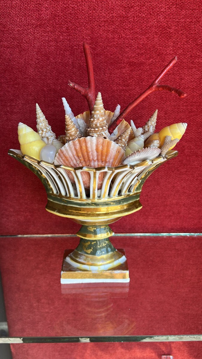 Corbeille Impero decorata con conchiglie.
