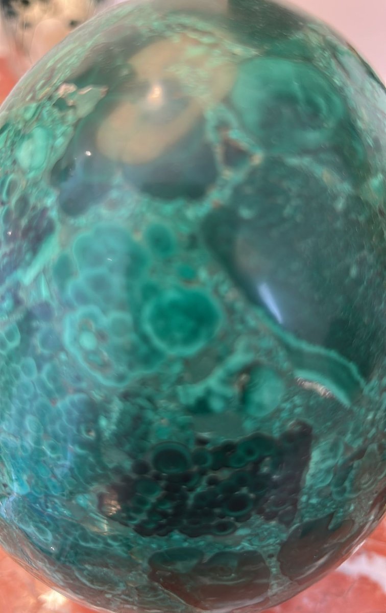 Uovo di malachite lucidato, dal bel colore che va dal verde chiaro al verde scuro.-photo-2