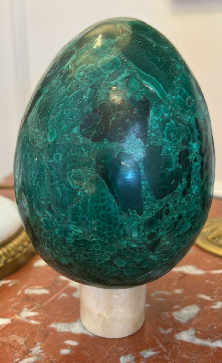 Uovo di malachite lucidato, dal bel colore che va dal verde chiaro al verde scuro.