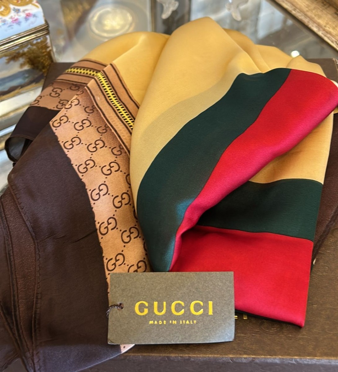 Scialle Gucci  in seta pura, mai indossato.