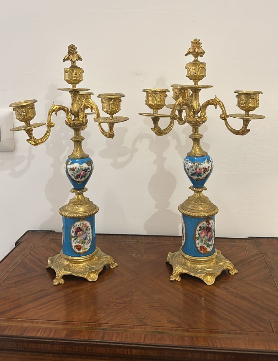 Coppia candelabri in bronzo dorato e porcellana di Sèvres. 