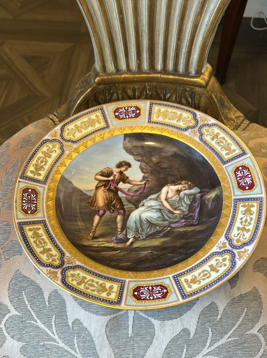 Piatto in porcellana viennese del XIX secolo. Diametro 25 cm. 