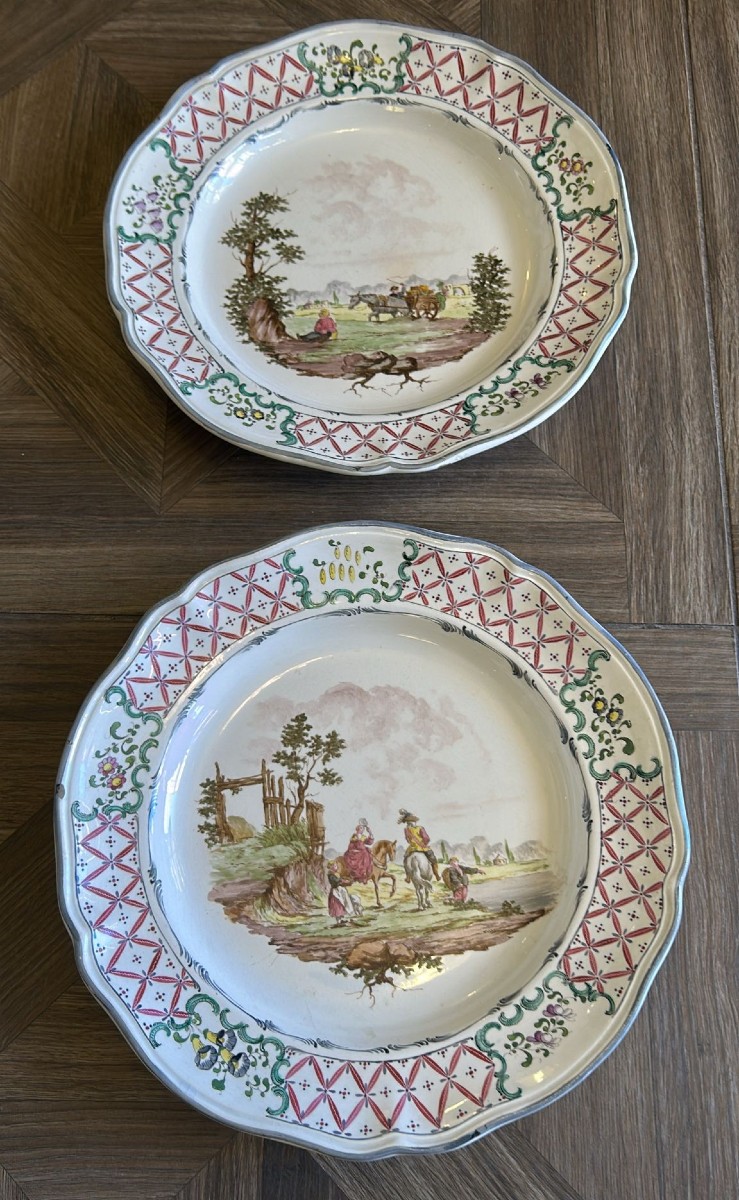 Coppia di piatti secolo XVIII Marsiglia Gilot in faience. 