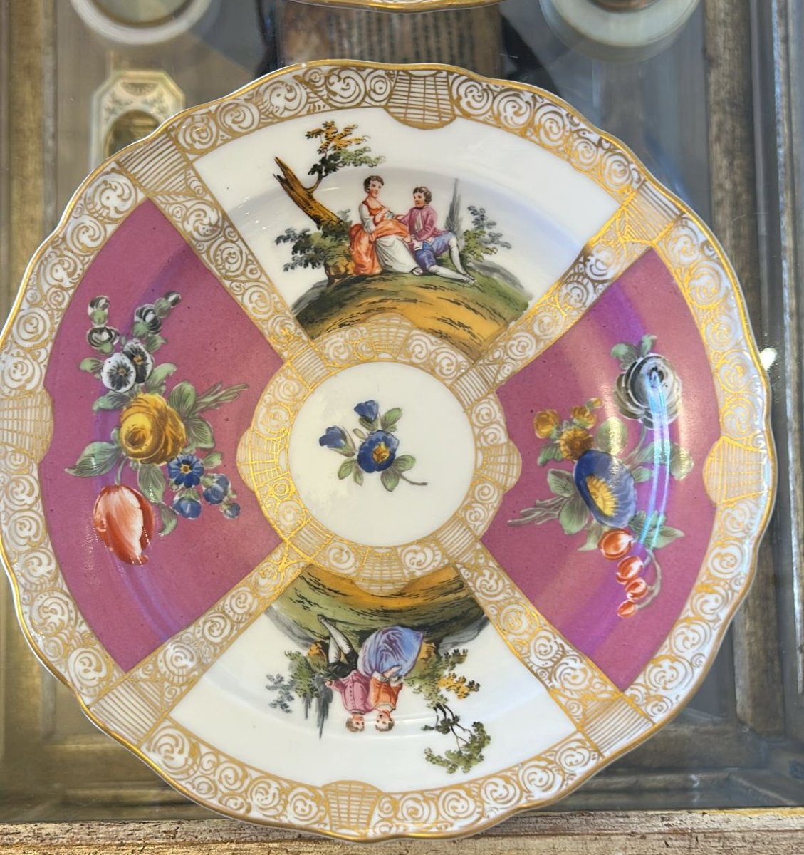 Tris di piatti in porcellana Meissen scene romantiche. Secolo XIX.-photo-4