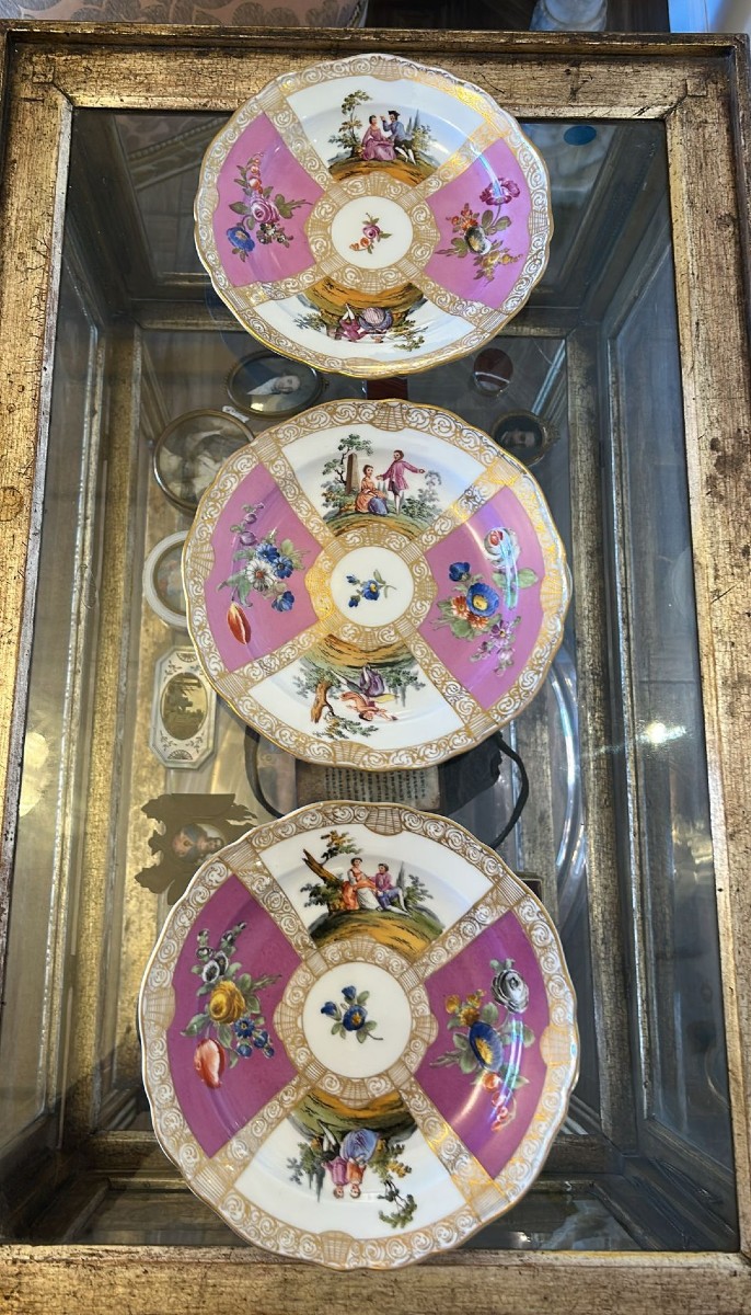 Tris di piatti in porcellana Meissen scene romantiche. Secolo XIX.