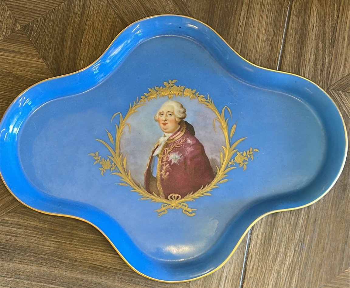 Vassoio quadrilobato, ritratto Luigi XVI manifattura Sèvres secolo XVIII. 