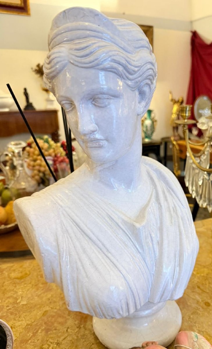 Busto di Diana in terracotta invetriata bianca. -photo-2