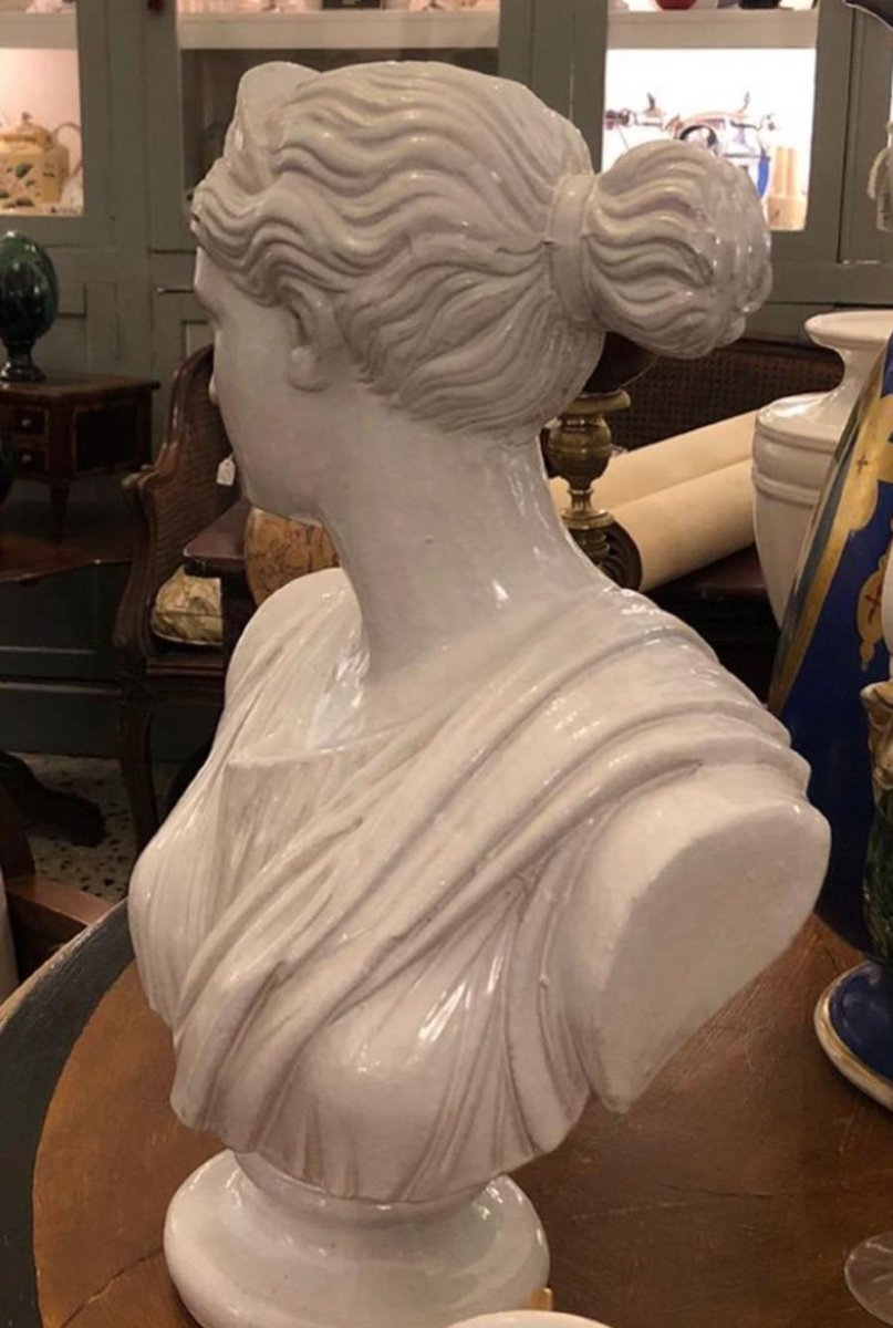 Busto di Diana in terracotta invetriata bianca. -photo-3