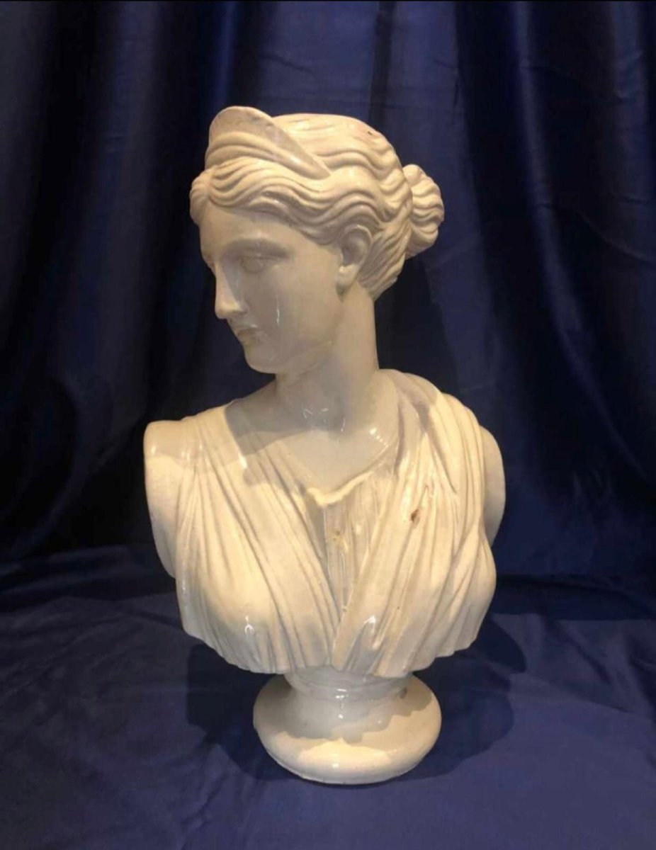 Busto di Diana in terracotta invetriata bianca. 
