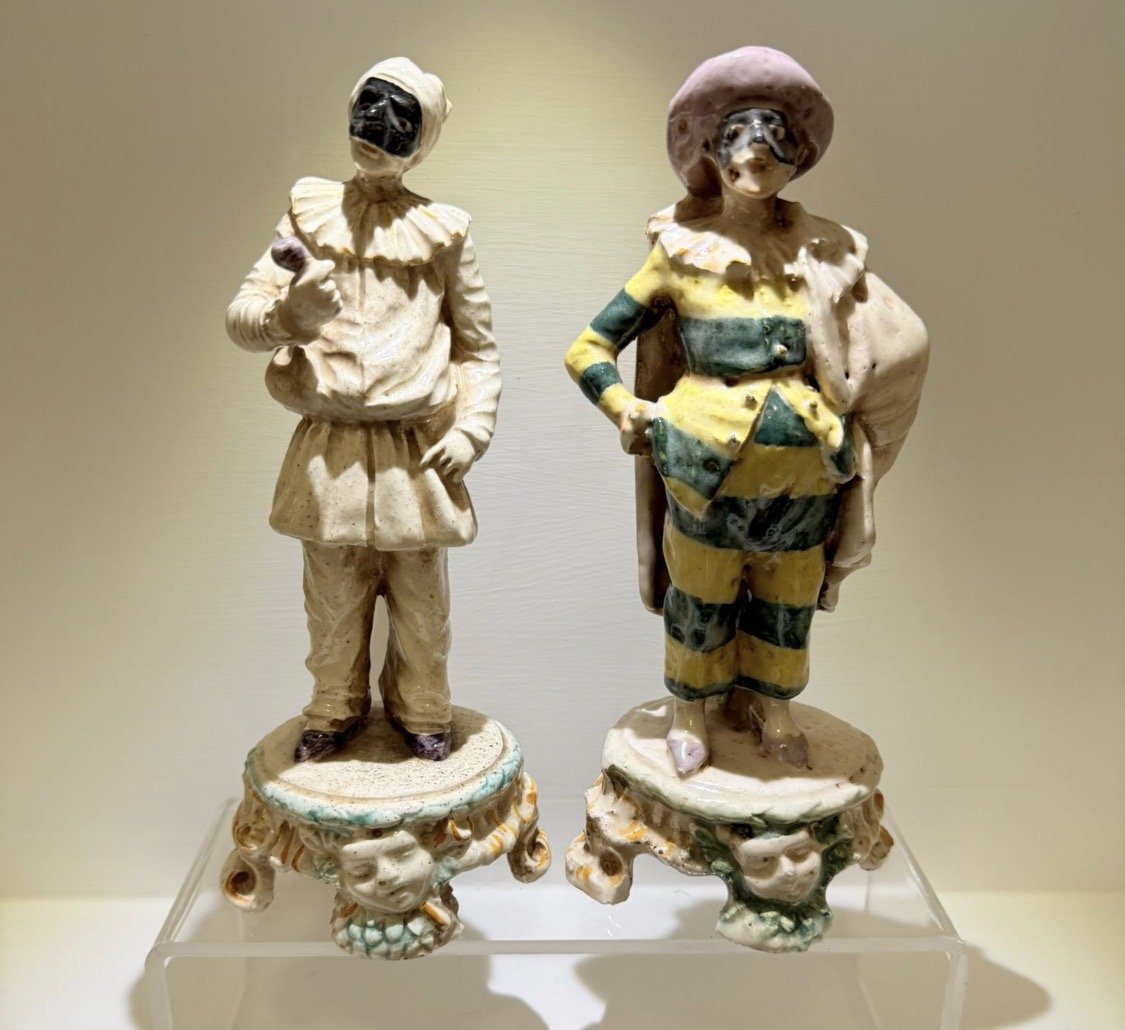 Coppia di figurine della Commedia dell’Arte in ceramica maiolicata Cozzi Venezia XVIII secolo.