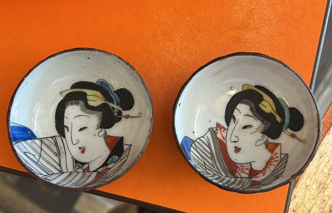 Coppia ciotoline da saké, giapponesi del periodo Meiji (1868-1912) decorate a mano. 