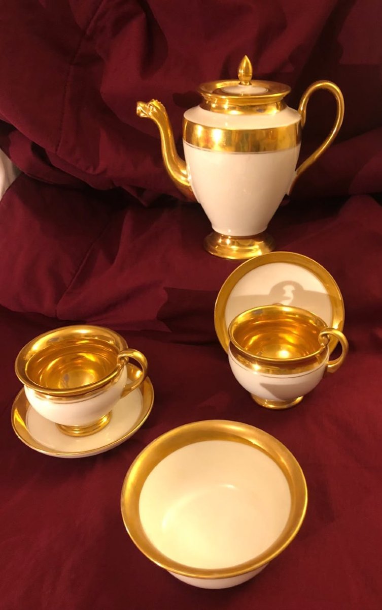 Servizio da viaggio in porcellana bianca e oro – Epoca Impero, Francia, circa 1805–1815.