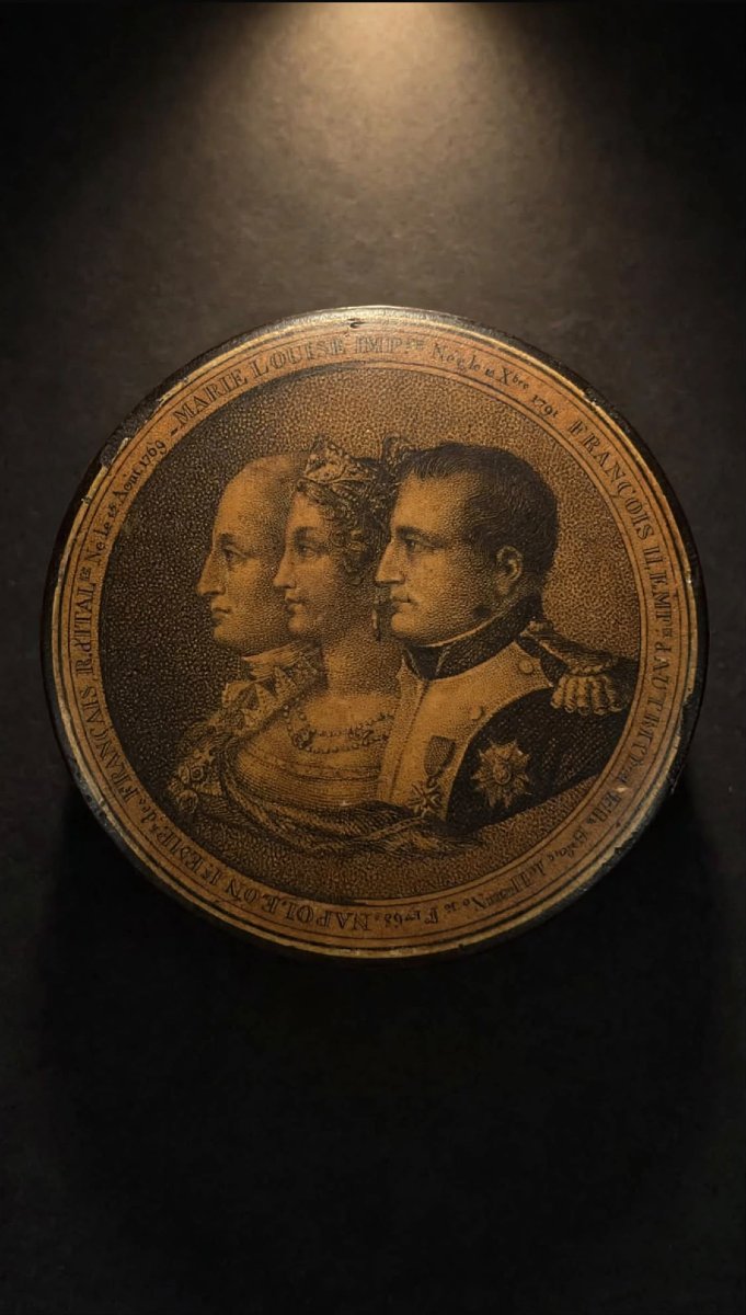 Tabacchiera rotonda in cartapesta laccata nera con triplo ritratto, epoca Primo Impero. 