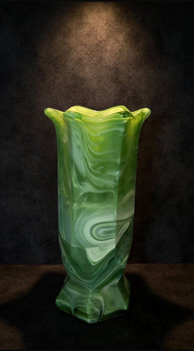 Vaso esagonale in vetro effetto malachite – Boemia – Anni '60. 