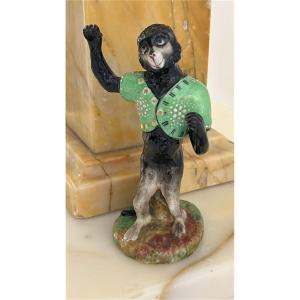 Scimmia antropomorfa di chiara ispirazione Meissen. 