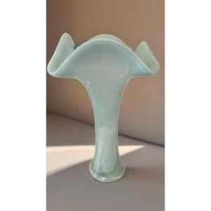 Vaso corolla in vetro soffiato.