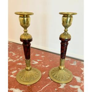 Coppia di candelieri in bronzo e marmo rosso di Francia 