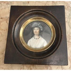 Miniatura di fine XVIII secolo raffigurante il ritratto di una donna in abito bianco.
