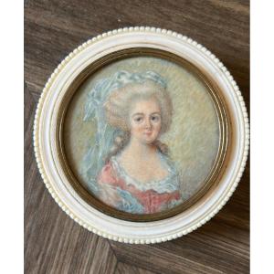 Scatolina in avorio secolo XVIII, con miniatura dipinta. 